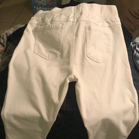 | Baccini | Make an Offer | White Capri Pants - Picture 6 of 8